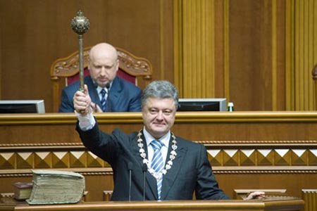Tân Tổng thống Poroshenko trong buổi lễ nhậm chức.